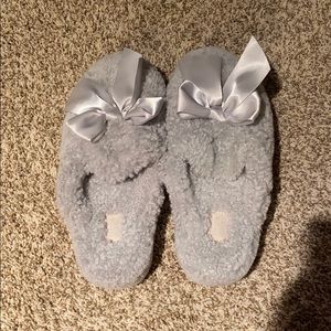 NEVER WORN UGG gray Addison slippers